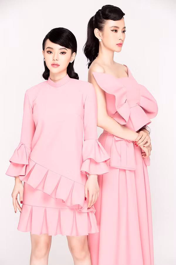  Angela Phương Trinh và em gái cùng xuất hiện trong bộ sưu tập dành riêng cho dịp Valentine 2019.