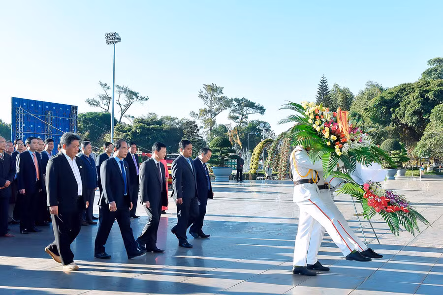 đồng chí dương văn trang bí thư tỉnh ủy cùng các đồng chí trong ban thương vụ dâng hương tại Quảng trường đại đoàn kết (2)