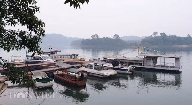 Vào bất cứ thời điểm nào trong ngày, từ những ngôi nhà sàn cộng đồng, nhìn ra sóng nước mênh mông trên hồ Thác Bà thấy thật yên ả, thanh bình.