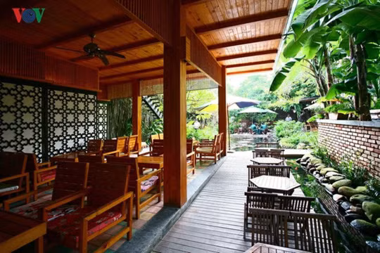 Không gian nội thất và ngoại thất hoà vào nhau tạo nên sự khoáng đạt. Không gian nội thất và ngoại thất hoà vào nhau tạo nên sự khoáng đạt.