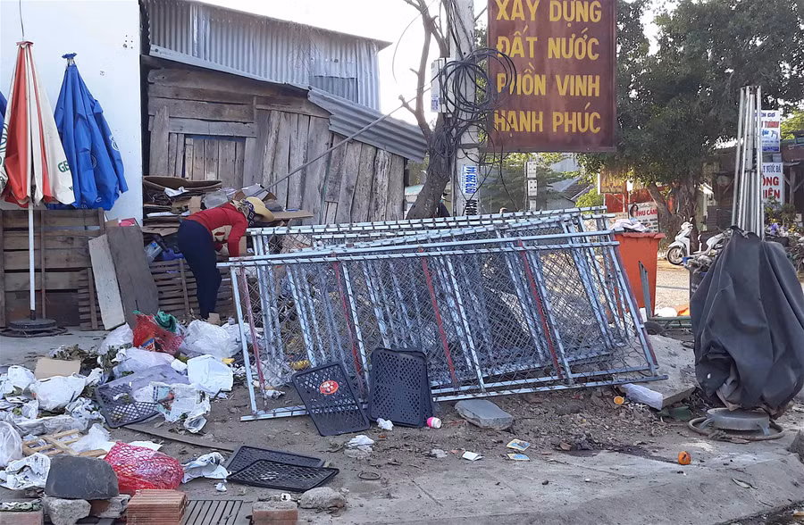 Một số tiểu thương tranh thủ dọn dẹp vệ sinh tại quầy để chuẩn bị cho phiên chợ đầu năm. Ảnh: Hồng Thi