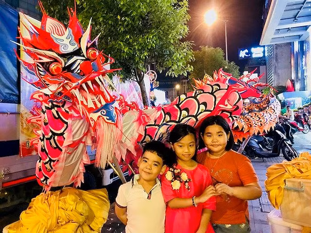 Trẻ con thích thú bên các hiện vật của đoàn múa Lân - Sư - Rồng