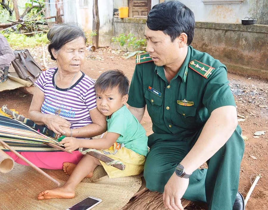 Cán bộ Biên phòng tăng cường xã luôn tích cực bám nắm địa bàn. Ảnh: P.D