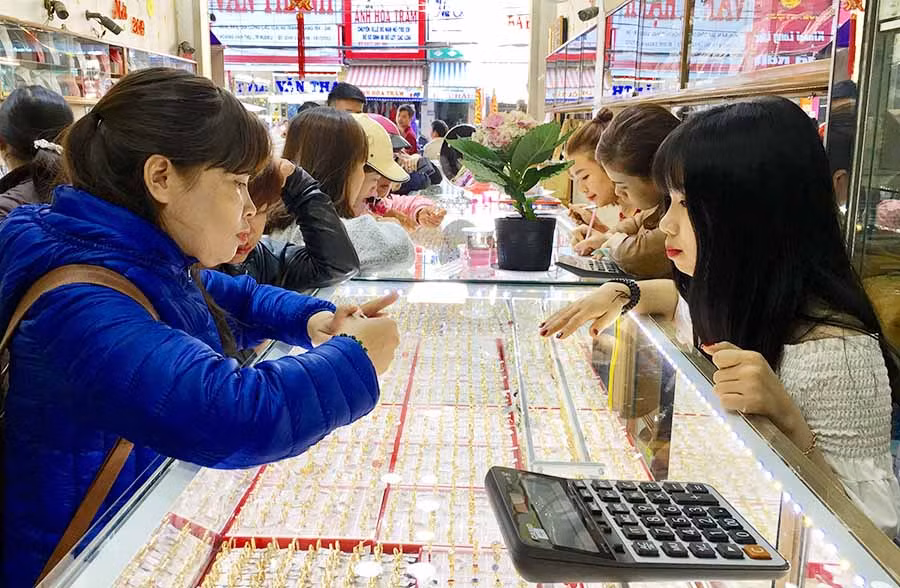 Rất nhiều khách hàng từ các huyện, thị xã đến Tiệm vàng Ngọc Diệp mua vàng Ngày Thần Tài. Ảnh: H.D