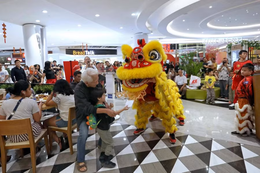  Múa lân sư trong một cửa hàng ở Jakarta, Indonesia. (Ảnh: AP)