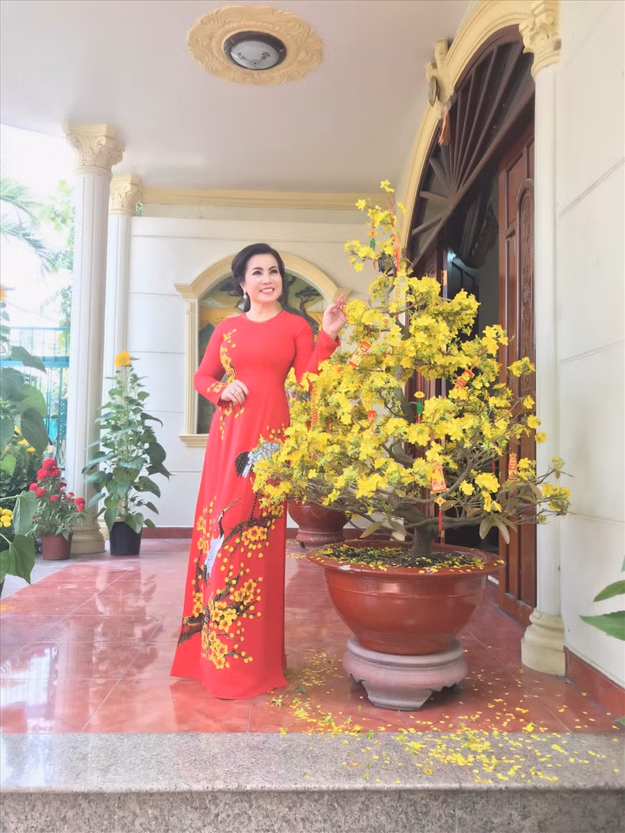  Hoa hậu Kim Hồng rạng rỡ trong tà áo dài.