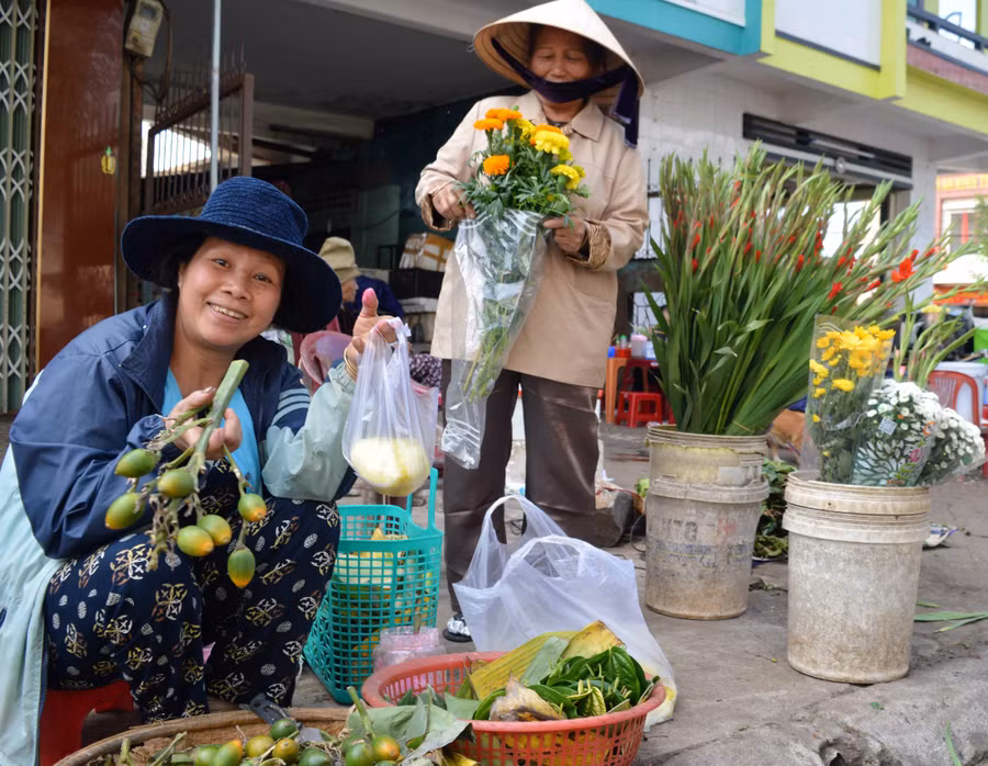 Bà Lưu Cúc bán trầu, cau, muối để cầu lộc may mắn cho mọi người. Ảnh: Đinh Yến