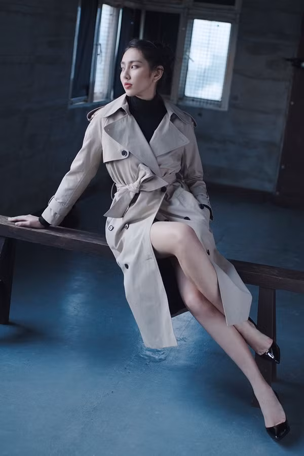  Trench coat phối áo len cổ lọ là lựa chọn phù hợp cho bạn gái yêu thích phong cách thanh lịch.