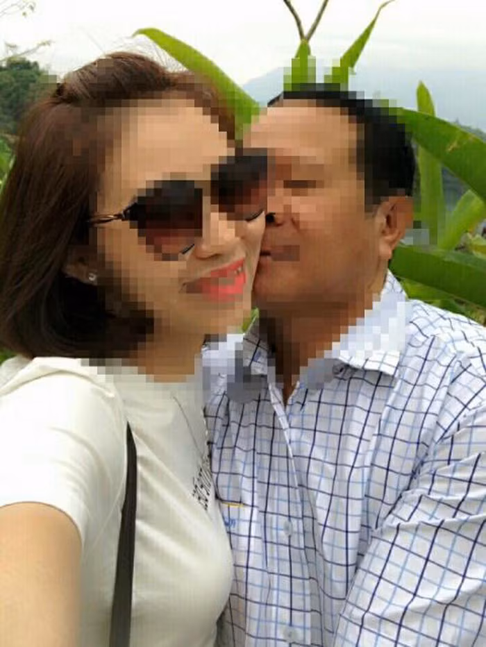 Hình ảnh thân thiết của vợ anh Trung và ông Xem được con gái anh phát hiện lưu trong điện thoại. Ảnh: Tạp chí Giao thông Hình ảnh thân thiết của vợ anh Trung và ông Xem được con gái anh phát hiện lưu trong điện thoại. Ảnh: Tạp chí Giao thông