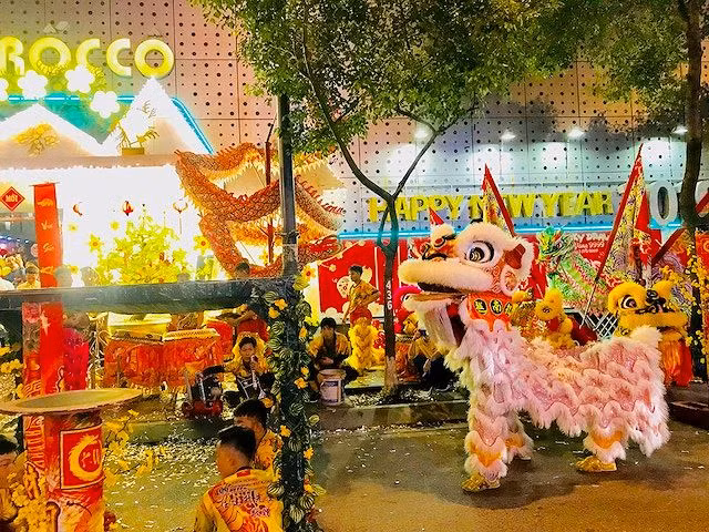 Lân mang nhiều sắc mặt: Trắng, vàng, đỏ, xanh, đen. Ba đầu Lân được ưa chuộng nhất là trắng, đỏ và đen. Ba đầu Lân này thường múa chung với nhau, tượng trưng cho “Ðào viên kết nghĩa” là Lân mặt vàng, râu trắng (Lưu Bị), Lân mặt đỏ râu đen (Quan Vân Trường) và Lân mặt đen, râu đen (Trương Phi).