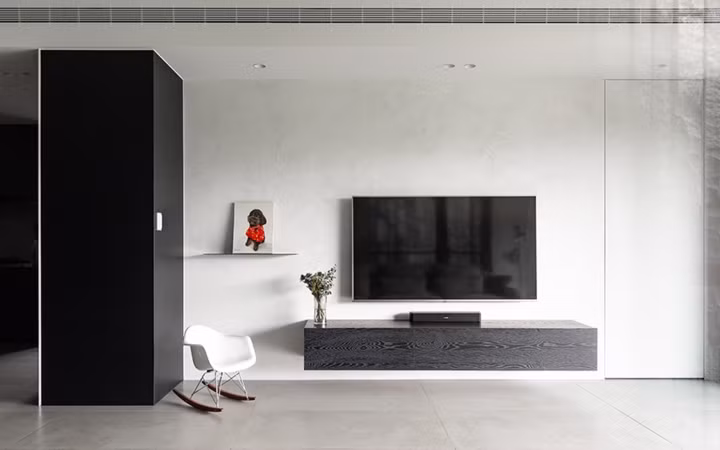 Đồ đạc trong phòng khách chủ yếu đáp ứng các nhu cầu cơ bản, tạo sự thông thoáng.