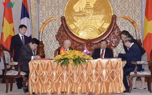 Tổng Giám đốc VOV Nguyễn Thế Kỷ và Bộ trưởng Thông tin – Văn hóa và Du lịch Lào Bosengkham Vongdara ký kết thỏa thuận trước sự chứng kiến của Tổng Bí thư, Chủ tịch nước Nguyễn Phú Trọng và Tổng Bí thư, Chủ tịch nước Cộng hòa Dân chủ nhân dân Lào Bounnhang Vorachith. Tổng Giám đốc VOV Nguyễn Thế Kỷ và Bộ trưởng Thông tin – Văn hóa và Du lịch Lào Bosengkham Vongdara ký kết thỏa thuận trước sự chứng kiến của Tổng Bí thư, Chủ tịch nước Nguyễn Phú Trọng và Tổng Bí thư, Chủ tịch nước Cộng hòa Dân chủ nhân dân Lào Bounnhang Vorachith.