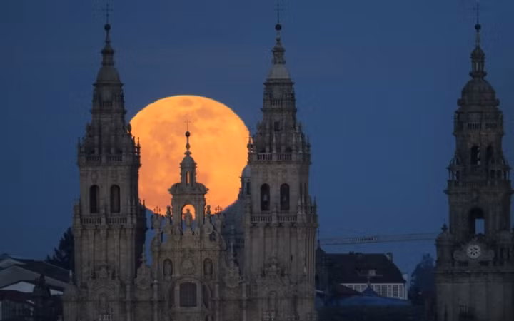  Bức ảnh hoàn hảo chụp siêu trăng mọc chính giữa đằng sau nhà thờ ở Santiago de Compostela, Tây Ban Nha.