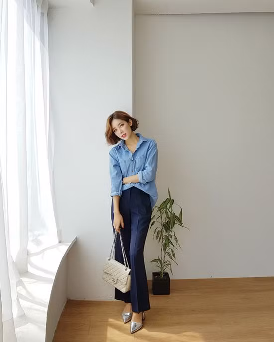  Nếu muốn cầu kỳ hơn trong việc diện sơ mi thì phái đẹp có thể chọn cách phối màu ăn ý. Đơn cử như cách chọn sơ mi denim xanh đi cùng quần âu xanh đen