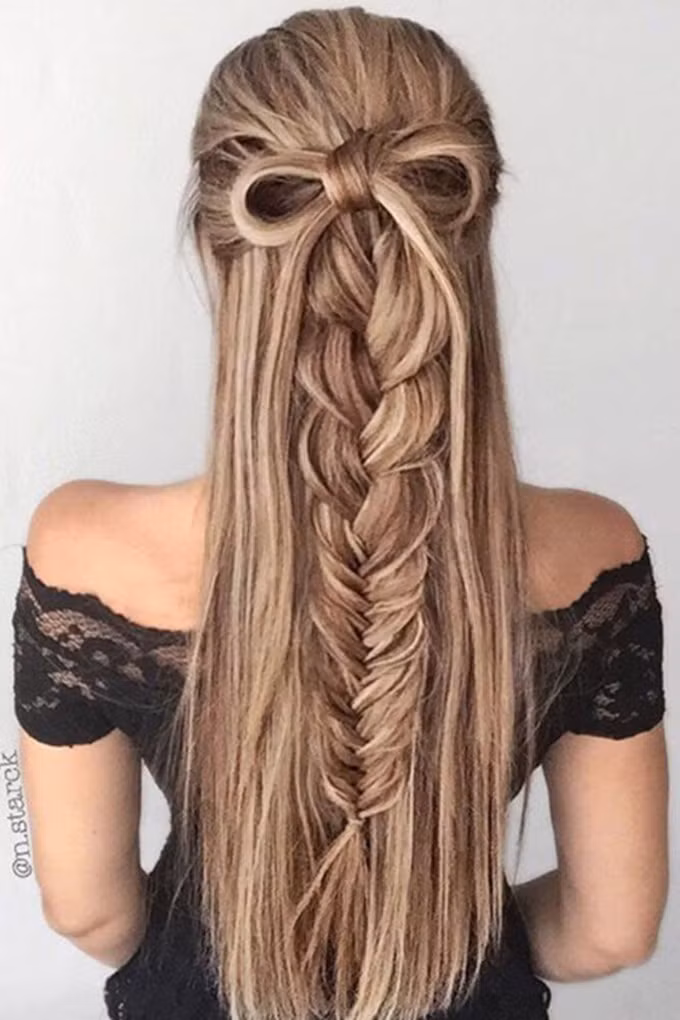 Kiểu tóc điệu đà này thích hợp cho những cô nàng tiểu thư. 