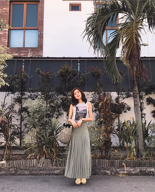  Chân váy midi hay váy maxi rất dễ phối đồ, chỉ cần vài chiếc chân váy khác màu là bạn có thể thoả sức kết hợp cùng áo thun, sơ mi, áo cổ yếm...