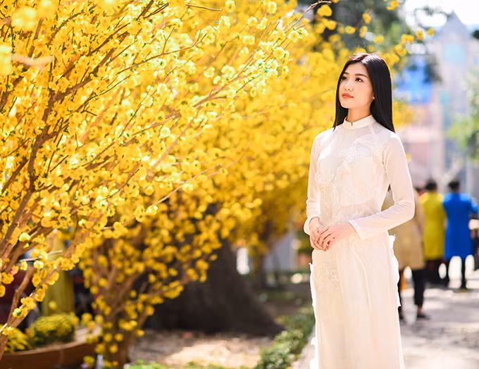 Nhân dịp năm mới, Lương Huyền Thanh thực hiện bộ ảnh thời trang với áo dài trắng tinh khôi. Trang phục sử dụng chất liệu mỏng, đắp hoạ tiết hoa sen bản lớn cùng tone, đem tới cho người mặc vẻ duyên dáng, ngọt ngào.