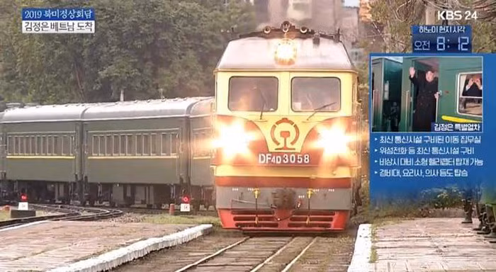  Đoàn tàu của Chủ tịch Kim Jong Un tiến tới ga Đồng Đăng. Ảnh KBS