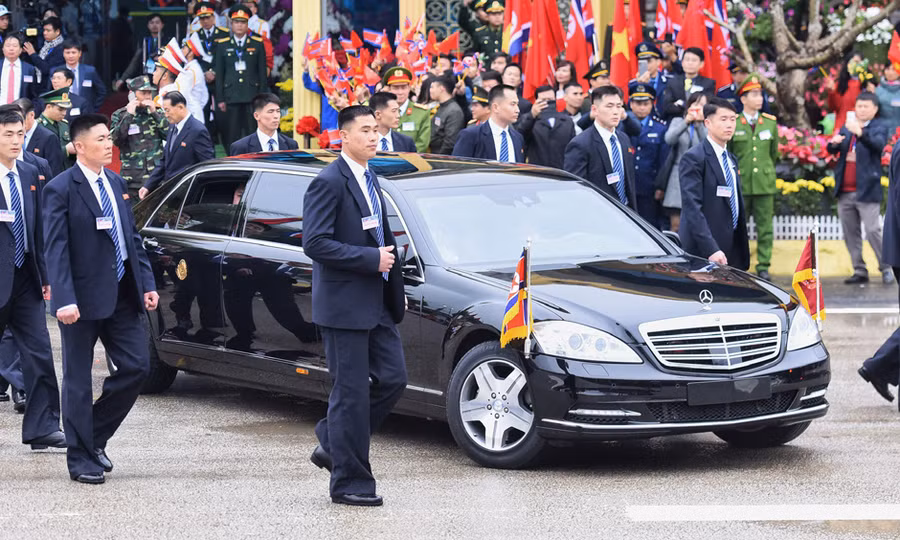 Kim Jong-un trên chiếc S600 Pullman Guard rời ga Đồng Đăng, các vệ sĩ chạy xung quanh. Ảnh: Giang Huy Kim Jong-un trên chiếc S600 Pullman Guard rời ga Đồng Đăng, các vệ sĩ chạy xung quanh. Ảnh: Giang Huy