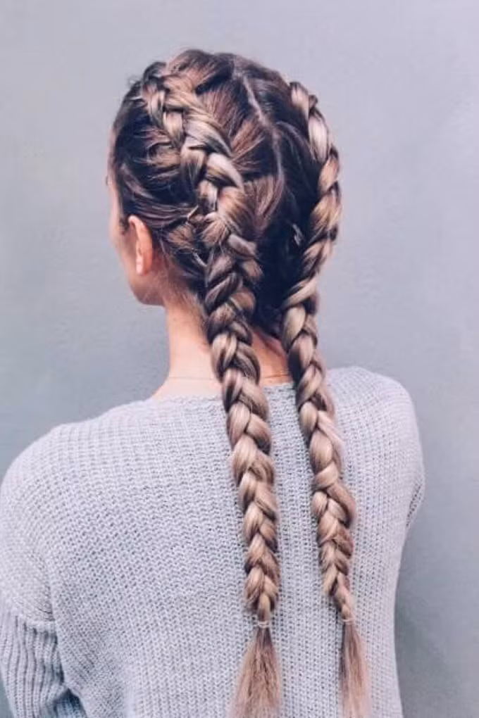 Kiểu tóc tết hai bên từ đỉnh đầu sẽ không lỗi thời nếu bạn nhuộm tóc màu sáng.