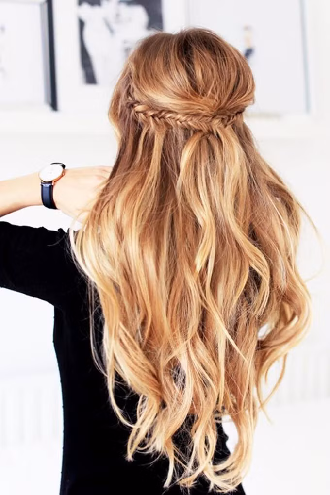 Tóc buộc nửa đầu được làm mới với hai lọn tết nhỏ rất thích hợp để mặc áo dài.