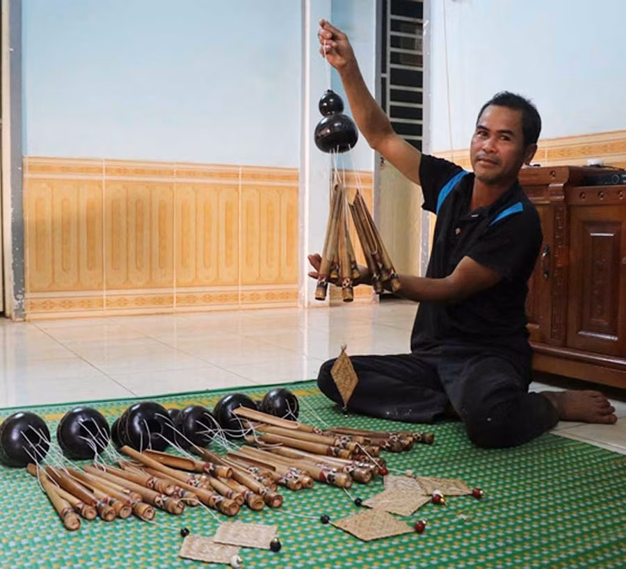  Anh Joan giới thiệu những chiếc chuông gió do mình làm. Ảnh: N.H