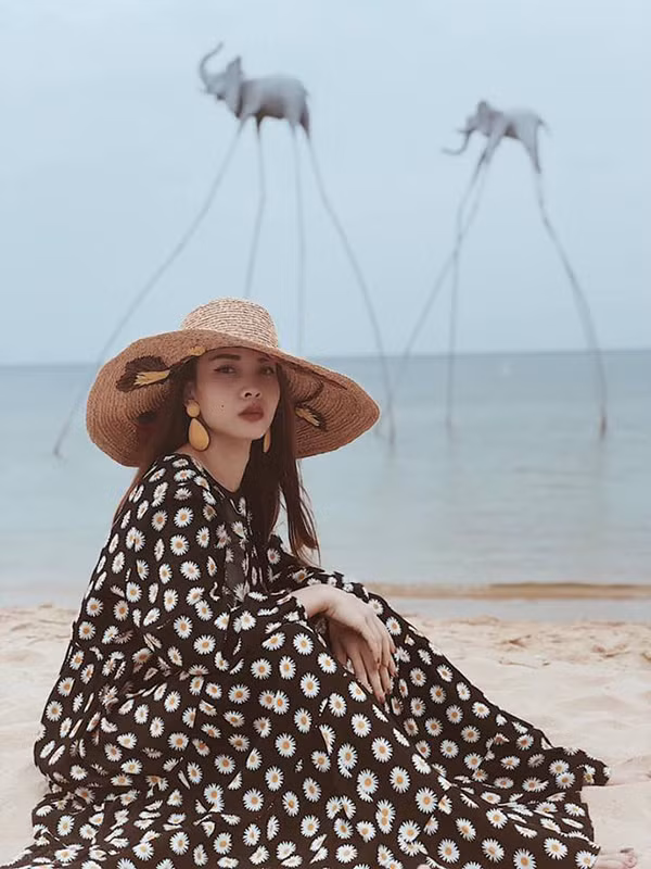 Váy liền thân, đầm thắt eo thiết kế trên các chất liệu vải nhẹ tênh như chiffon, voan lụa... sẽ giúp phái đẹp có được cảm giác bay bổng khi đi dạo biển. Mix thêm mũ cói như Yến Trang để thêm phần sành điệu.