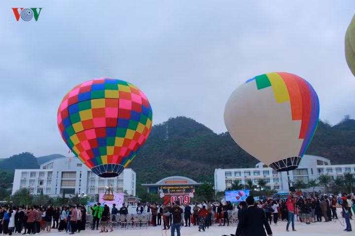 Bay biểu diễn.
