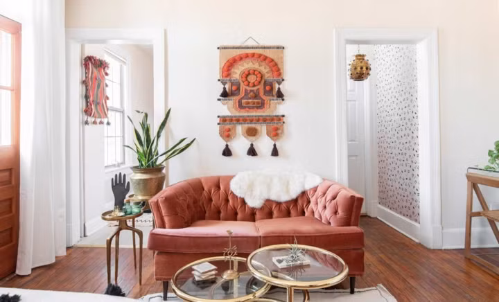  Nơi thư giãn, đọc sách đối diện với giường ngủ là ghế sofa đơn và bàn trà kính tròn đôi.