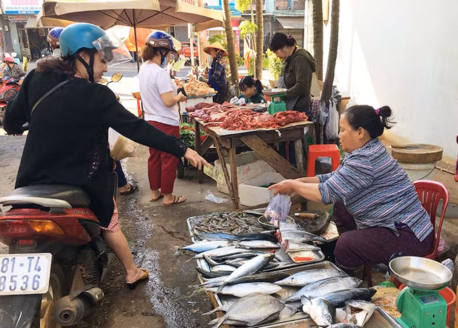  Thủy sản là mặt hàng vẫn còn “neo” giá cao trong những ngày sau Tết. Ảnh: V.T