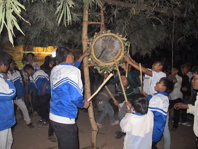 Lễ hội đập trống được người Ma Coong xem là việc quan trọng nhất , đây cũng có thể nói là cái Tết truyền thống của họ.