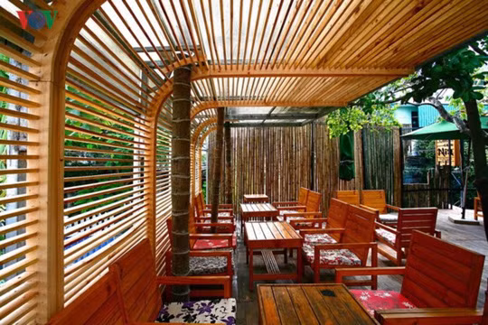 Chủ quán, cũng là kiến trúc sư thiết kế quán, chia sẻ đây như một sự thể nghiệm, cũng là một cuộc chơi, tự đem đến cho mình sự an lành tụ hội. Không đặt nặng yếu tố kinh doanh, quán là nơi hẹn hò gặp gỡ bạn bè, đồng nghiệp, là nơi tận hưởng một không gian thanh bình. Chủ quán, cũng là kiến trúc sư thiết kế quán, chia sẻ đây như một sự thể nghiệm, cũng là một cuộc chơi, tự đem đến cho mình sự an lành tụ hội. Không đặt nặng yếu tố kinh doanh, quán là nơi hẹn hò gặp gỡ bạn bè, đồng nghiệp, là nơi tận hưởng một không gian thanh bình.