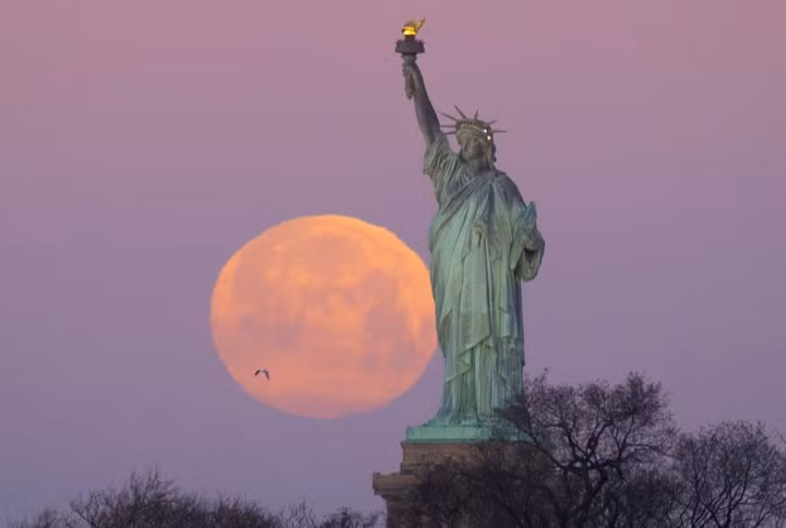  Siêu trăng bên tượng Nữ thần tự do ở thành phố New York, Mỹ. 