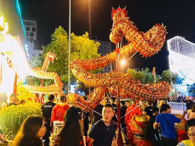  Múa Lân-Sư-Rồng là một môn nghệ thuật múa dân gian đường phố có nguồn gốc từ Trung Quốc, thường được biểu diễn trong các dịp lễ hội, đặc biệt là Tết Nguyên Đán và Tết Trung Thu. Ba con thú này tượng trưng cho thịnh vượng, phát đạt, hạnh phúc và hanh thông.