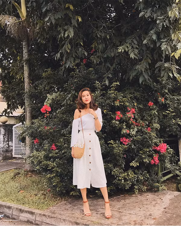 Nếu sở hữu bờ vai mảnh dẻ thì đừng ngần ngại khoe ưu điểm qua mẫu áo lệch vai đi cùng chân váy cài nút