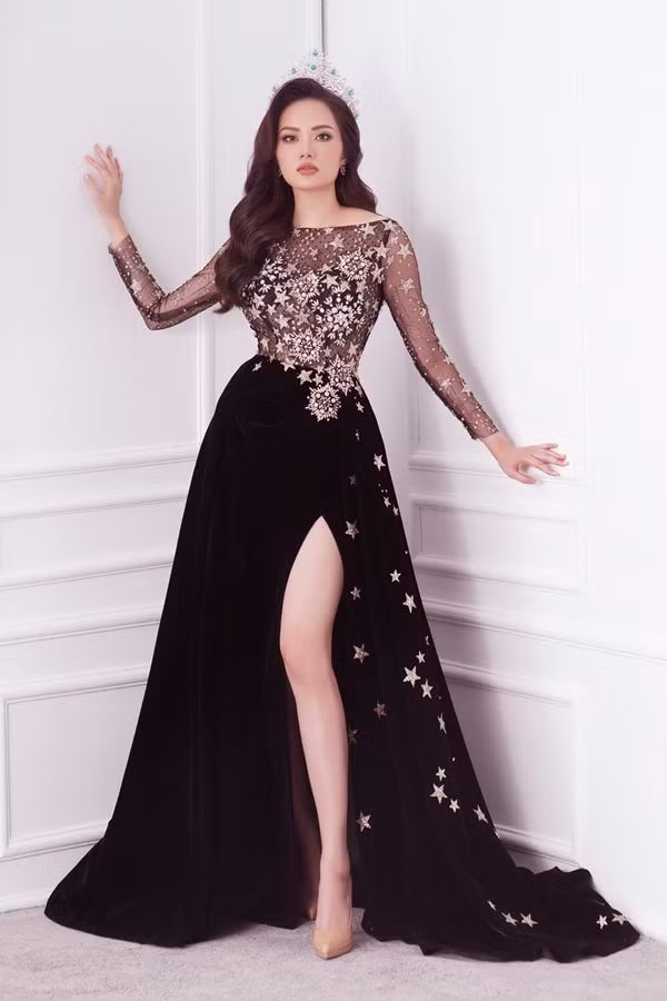  Năm 2013, Diệu Linh từng lọt top 10 Siêu mẫu châu Á ở Trung Quốc. Năm 2015, cô thi tiếp Hoa hậu Du lịch Quốc tế ở Malaysia, giành giải 'Hoa hậu Đông Nam Á' và 'Thí sinh có trang phục truyền thống đẹp nhất'.