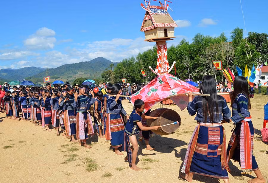  Biểu diễn cồng chiêng tại hội xuân văn hóa Lơ Ku. Ảnh: Đ.Y