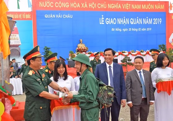 Trung tướng Trần Quang Phương, Ủy viên Trung ương Đảng, Chính ủy Quân khu 5 tặng hoa cho các thanh niên quận Hải Châu, TP Đà Nẵng lên đường nhập ngũ. Trung tướng Trần Quang Phương, Ủy viên Trung ương Đảng, Chính ủy Quân khu 5 tặng hoa cho các thanh niên quận Hải Châu, TP Đà Nẵng lên đường nhập ngũ.