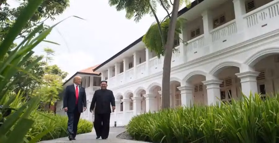  Ngày 12/6/2018, Trump tới khu nghỉ dưỡng 5 sao Capella để tham gia cuộc gặp lịch sử với lãnh đạo Triều Tiên Kim Jong-un. Khách sạn nằm trên đảo Sentosa có 112 phòng, biệt thự. Mỗi biệt thự đều có vườn, bể bơi riêng, bồn tắm ngoài trời. Giá phòng ở đây khoảng 500 USD một đêm. Nơi tọa lạc khách sạn là đảo Sentosa thu hút du khách với những bãi biển hoang sơ, sân golf và nhiều điểm tham quan khác. Ảnh: Hindustantimes.