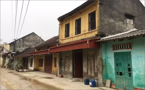  Trước những năm 70, xã Xuân Thiên có khoảng 100 ngôi nhà cổ, tập trung chủ yếu ở phố Đầm, nhưng đến nay chỉ còn khoảng 30 ngôi nhà giữ được dáng cũ (ảnh: báo Xây dựng)