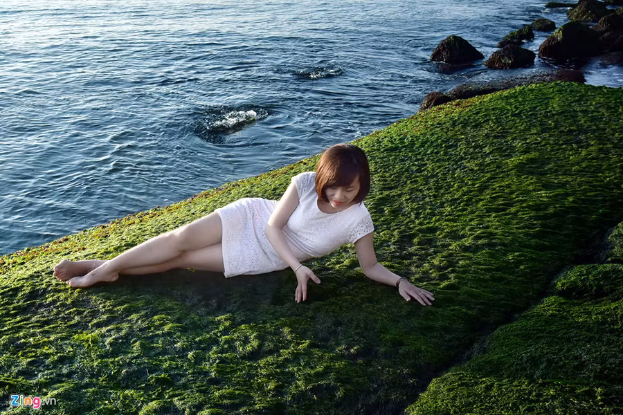 Nước trong veo, rêu xanh mướt khiến cho bất cứ ai đến Nha Trang nghỉ dưỡng khó có thể bỏ qua việc check-in ở bãi rêu tuyệt đẹp này.