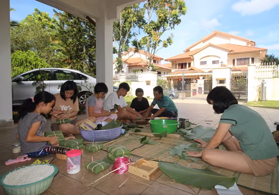Gia đình chị Hiền cùng một số gia đình người Việt khác tổ chức gói bánh chưng.