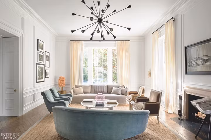 Sự đan xen giữa nội thất gỗ và nội thất bọc da cũng mang đến những trải nghiệm tuyệt vời cho cả gia đình sau mỗi ngày mệt mỏi.