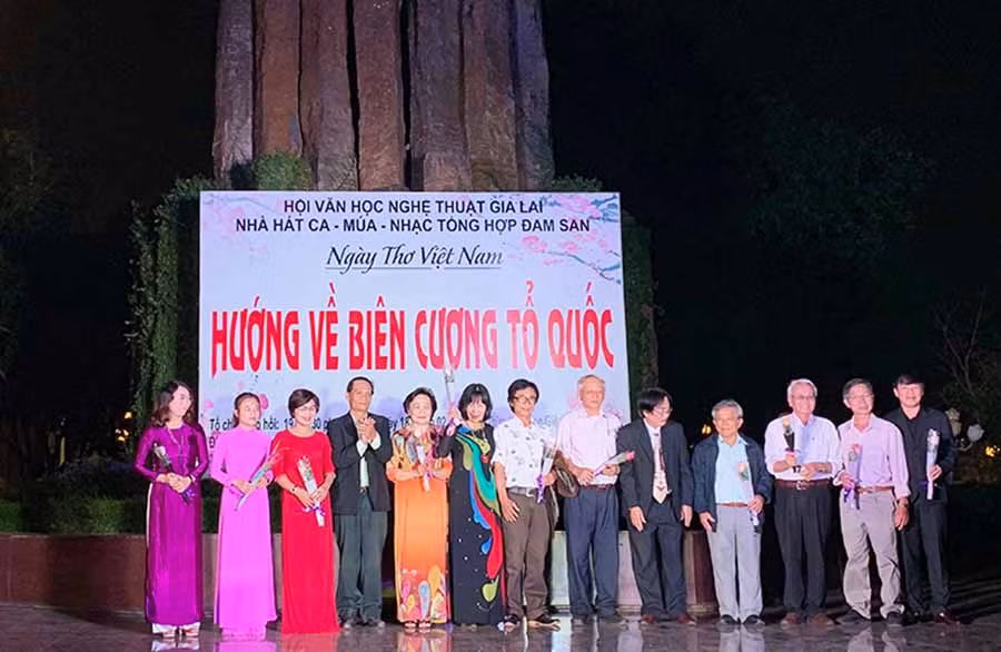  Ban tổ chức tặng hoa cho các nghệ sĩ tham gia đêm thơ Nguyên tiêu. Ảnh: P.L