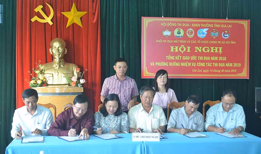Lãnh đạo các cơ quan thuộc Khối thi đua Mặt trận và các tổ chức chính trị-xã hội tỉnh ký kết giao ước thi đua năm 2019. Ảnh: Hoàng Minh Lãnh đạo các cơ quan thuộc Khối thi đua Mặt trận và các tổ chức chính trị-xã hội tỉnh ký kết giao ước thi đua năm 2019. Ảnh: Hoàng Minh