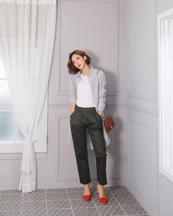 Ngoài cách diện sơ mi quen thuộc, các cô nàng yêu sự thoải mái và cá tính có thể phối các kiểu áo dáng rộng đi cùng áo thun, quần tây.