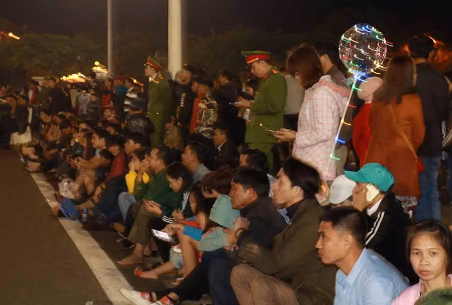Người dân tập trung về phái quảng trường để chờ xem lễ hội giao thừa. Ảnh: Ngọc Sang