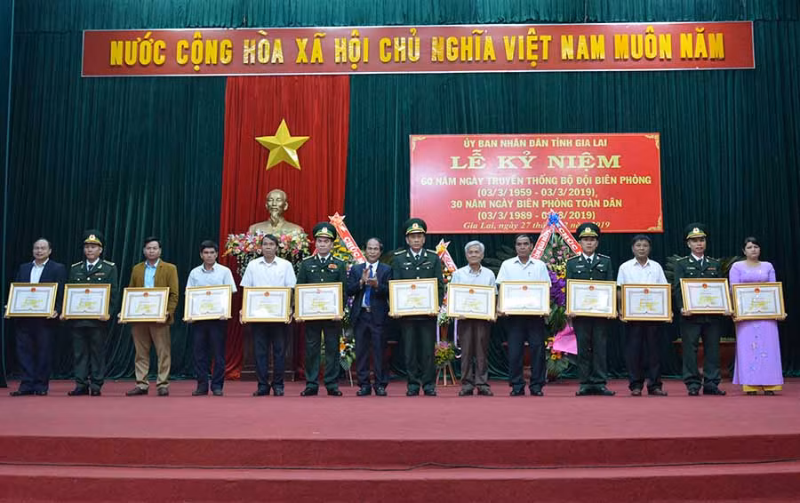 Chủ tịch UBND tỉnh Võ Ngọc Thành (thứ 7 từ trái sang) tặng bằng khen cho các cá nhân có thành tích xuất sắc trong phong trào thi đua yêu nước năm 2018 và trong bảo vệ chủ quyền, an ninh biên giới, xây dựng lực lượng BĐBP giai đoạn 1989-2019. Ảnh: P.D