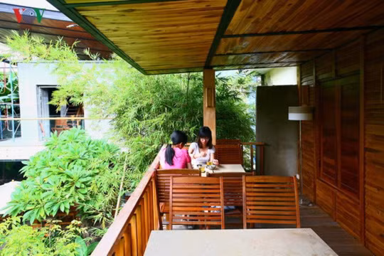 Thú vị hơn nữa là những chỗ ngồi trên lầu, sát với những tán cây xanh đang xoà vào tận ghế. Với mắt ra vẫn nhìn thấy hồ cá bên dưới; đôi lúc người ta có cảm giác đang ngồi trên cây. Thú vị hơn nữa là những chỗ ngồi trên lầu, sát với những tán cây xanh đang xoà vào tận ghế. Với mắt ra vẫn nhìn thấy hồ cá bên dưới; đôi lúc người ta có cảm giác đang ngồi trên cây.