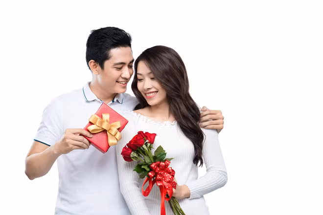  Nhiều bạn trẻ cho biết sẽ chọn hoa hồng và một món quà xinh xắn để tặng cho người yêu vào ngày Valentine